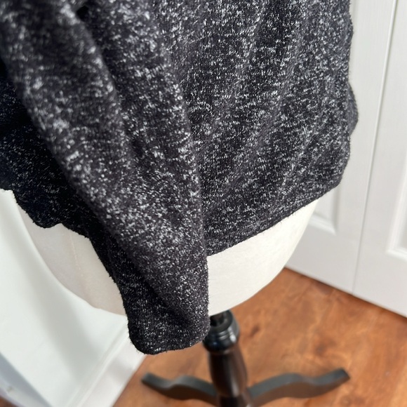 American Eagle Outfitters Cold-Shoulder Long Sleeve Sweater. Size M - Picture 4 of 6